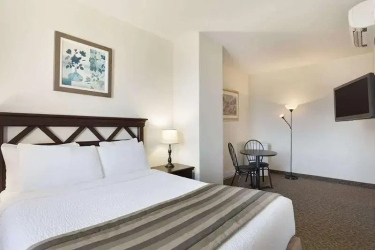 Days Inn Montreal East