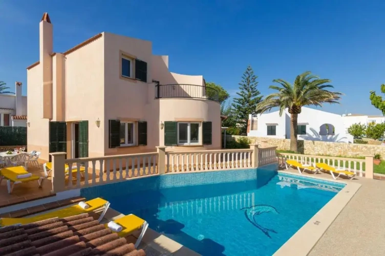 4 Bedrooms Villa