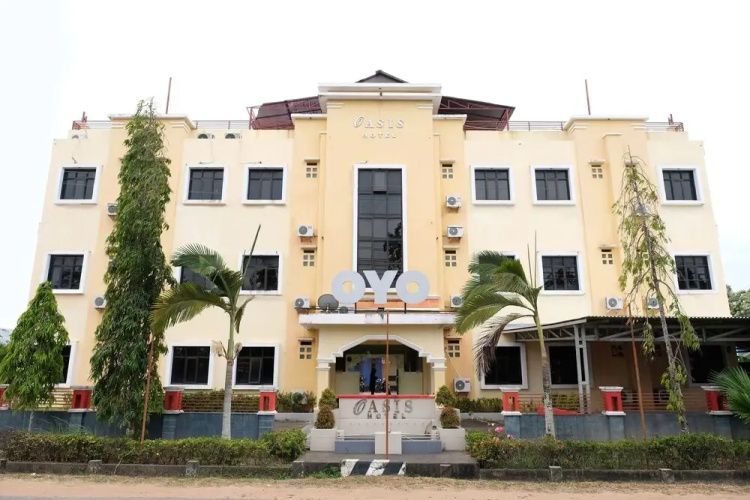 Oasis Hotel by OYO