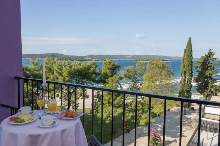 Superior Double room with balcony and with partial sea view