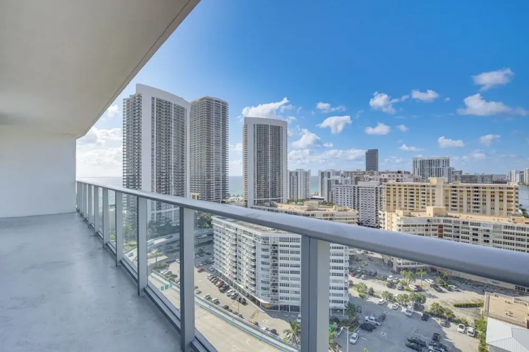 Walk to Hollywood Beach: Upscale 16th-floor Condo