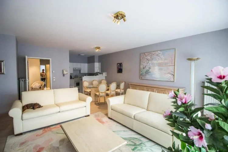 3 Bedrooms Apartment