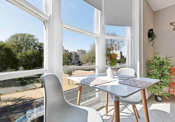 Grand Studio View - Large City Centre Studio Apartment