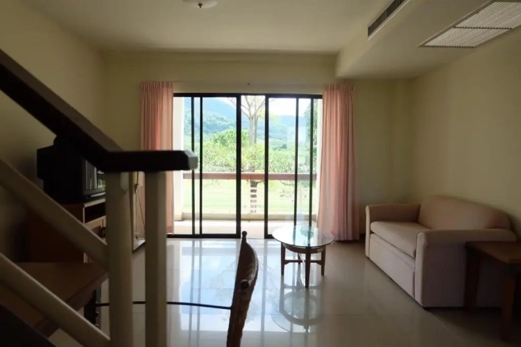 Standard Twin room with lake view