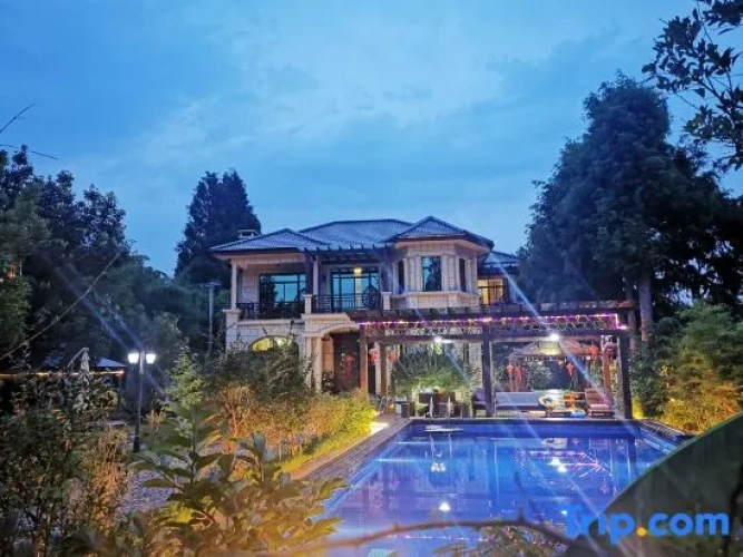 4 Bedrooms Villa