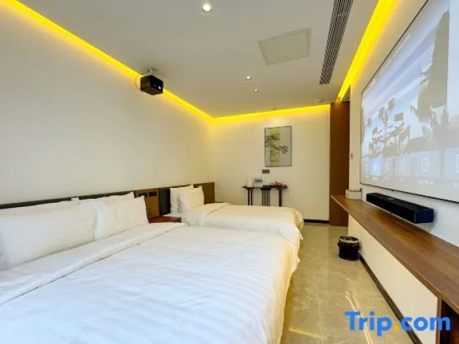 4 Bedrooms Standard room with courtyard view