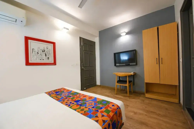 Fabhotel Crown Inn