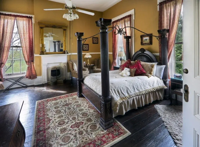 1851 Historic Maple Hill Manor B&B