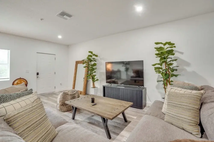 4 Bedrooms Apartment