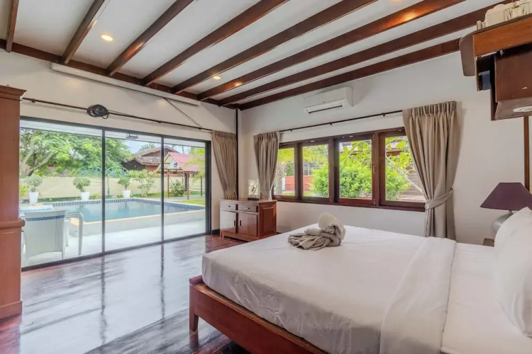 4Br Massive Property Huge Pool V244
