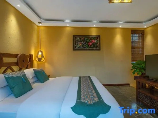Suite with courtyard view