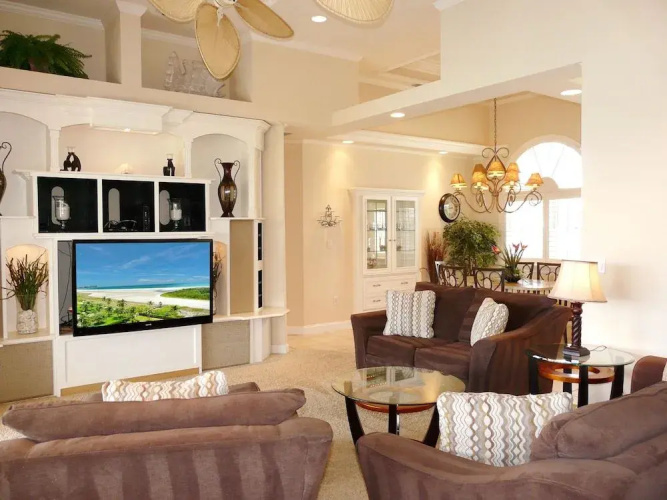 690 Pelican Court