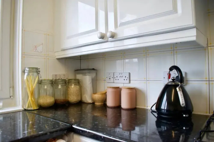 Lovely Spacious 2 Bedroom Flat by the Meadows