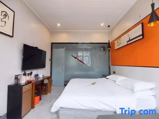 2 Bedrooms Suite with courtyard view