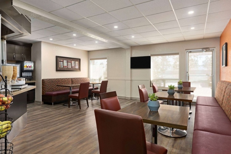 Super 8 by Wyndham Calgary Shawnessy Area photo 21