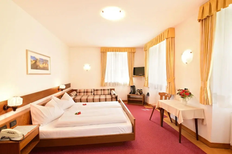River Hotel Post