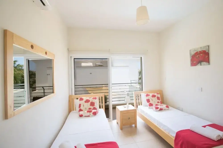 3 Bedrooms Villa with garden view