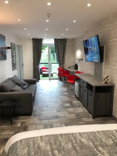 1 Bedroom Business Suite