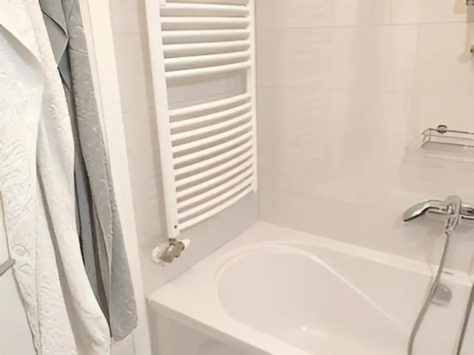 Izzy - 5 min walk from the main square