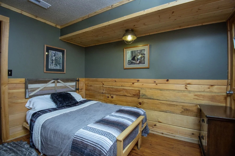 Knotty Pine by Eagles Ridge Resort