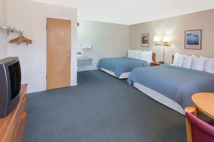 Redwood Inn