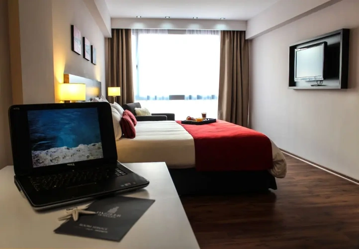 Standard Triple room with city view
