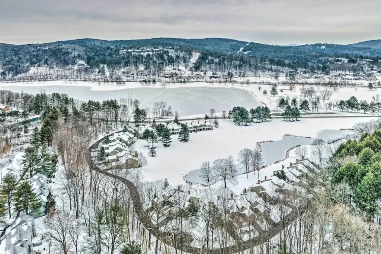 Hartford Escape w/ Fire Pit ~ 3 Mi to Ski & Golf!