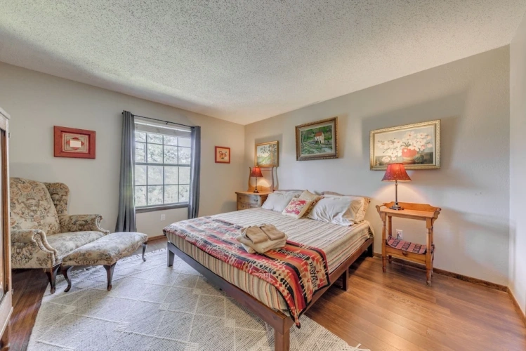 4 Bedrooms Cottage