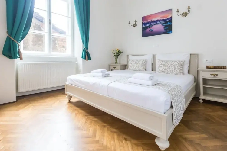 2 Bedrooms Charming Palace Apartment