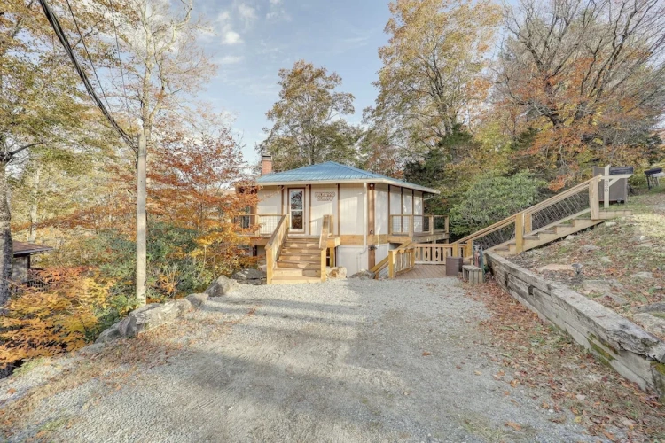 4 Bedrooms Cottage with balcony
