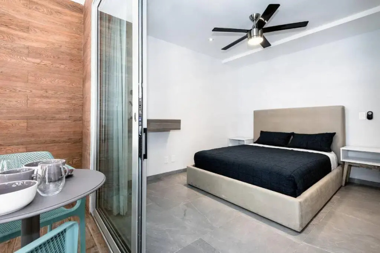 G05S Vic Luxury Studio in downtown walking to the beach