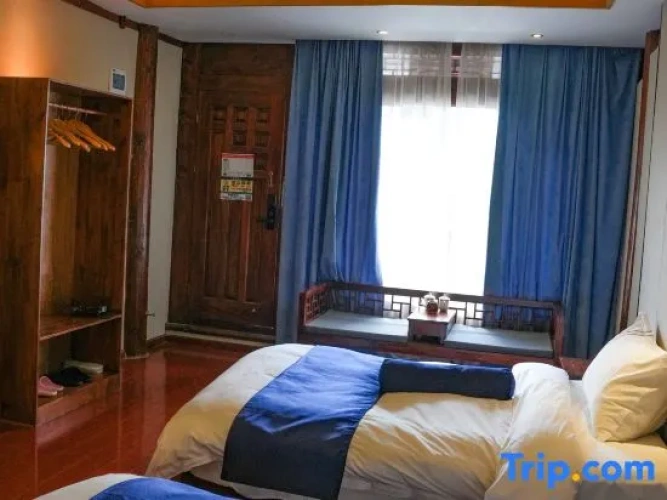 Deluxe Family Suite with courtyard view