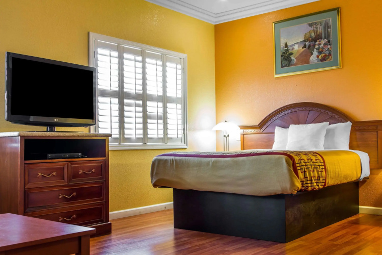 Rodeway Inn and Suites Hayward