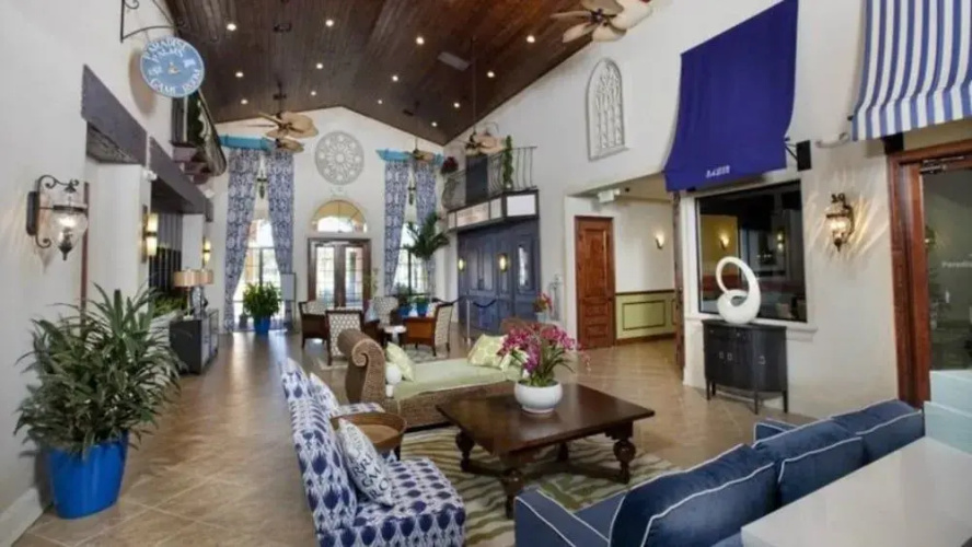 Hercules' Headquarters - 4 Br townhouse by RedAwning