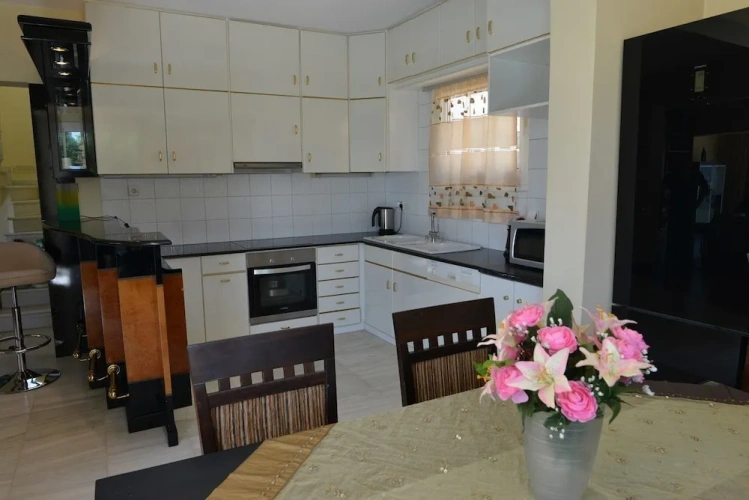 4 Bedrooms Villa