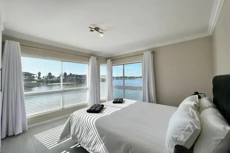 Water Views Apartment