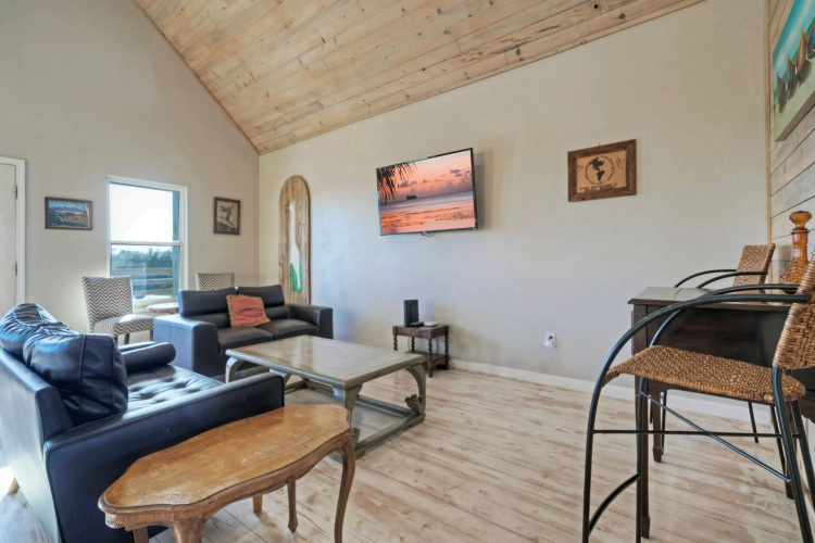 Bay Haven w/ Shared Boat Dock & Waterfront Pool Big Trout by Avantstay