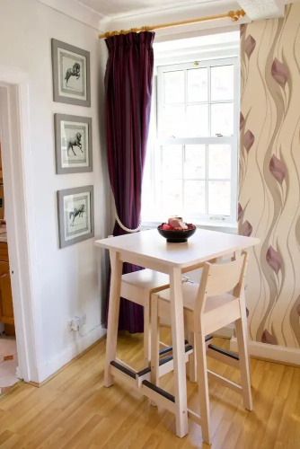 2 Bedroom Central Edinburgh Flat