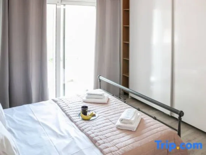 2 Bedrooms Apartment with balcony and with garden view