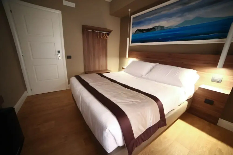 7th Floor Suite