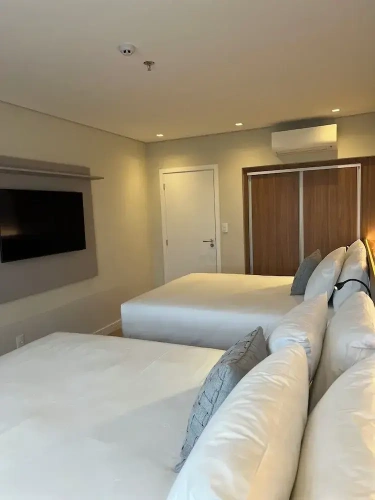 Deluxe Quadruple room with city view