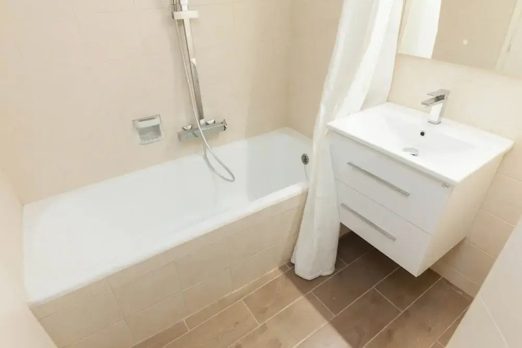 Modern Comfort 1Bd Apt with Balcony