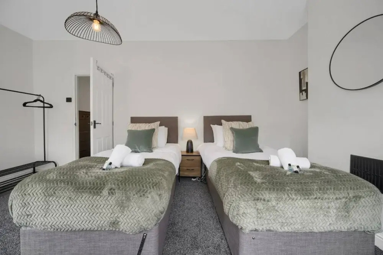 Central Chic - Huge Home - Free Wifi