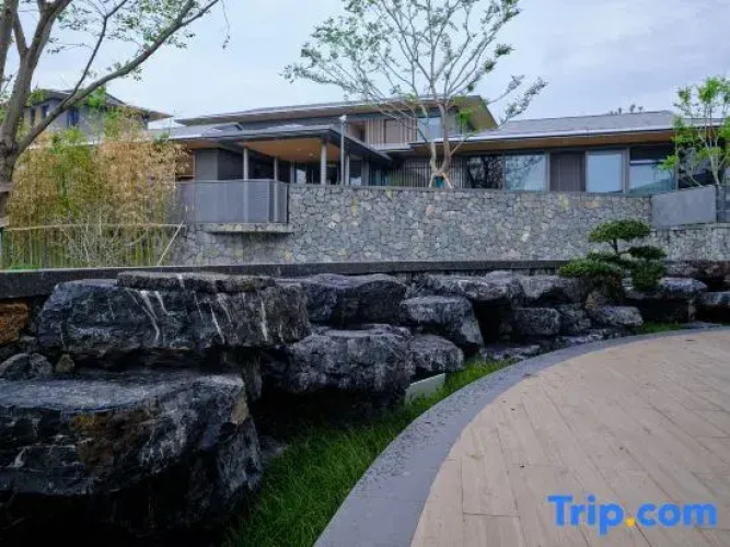 Ruolin Qiaoshangu Graden Hotel