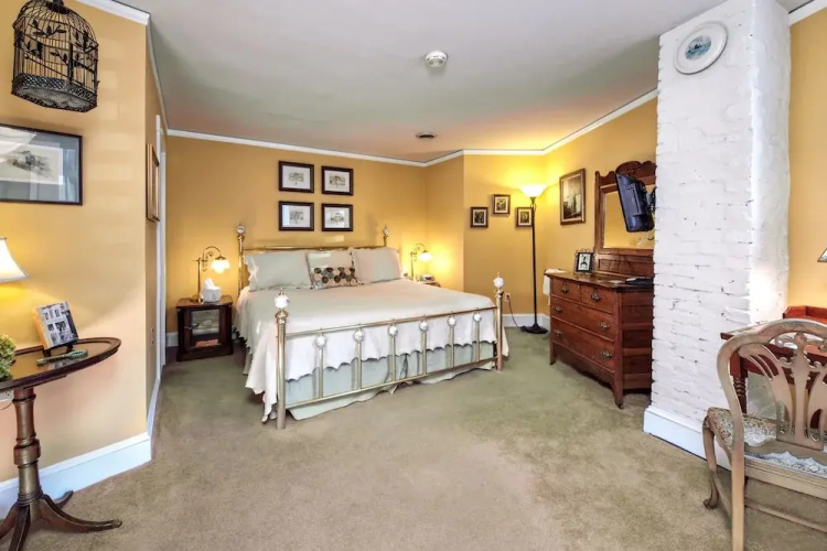 Chez Amis Bed and Breakfast Inn