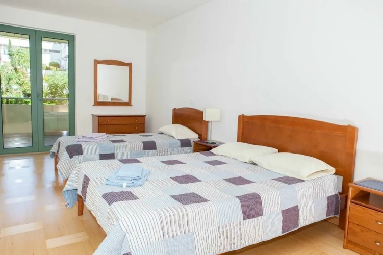 3 Bedrooms Apartment with garden view