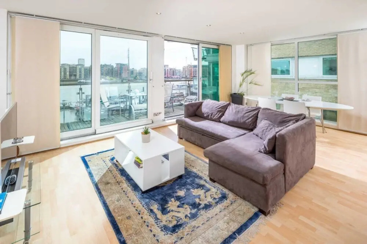 Light Modern Flat With Balcony Over River Thames!