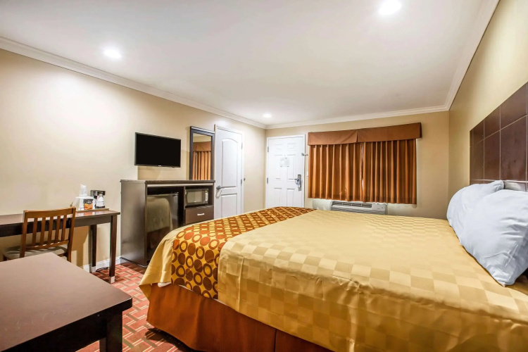 Rodeway Inn & Suites Bellflower