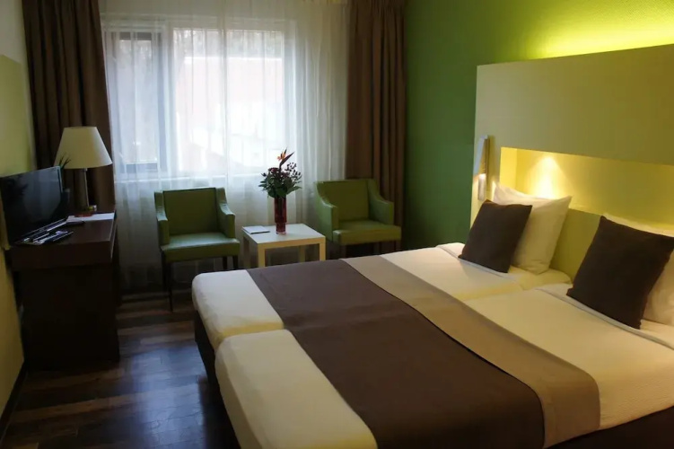 50/50 Hotel Belmont