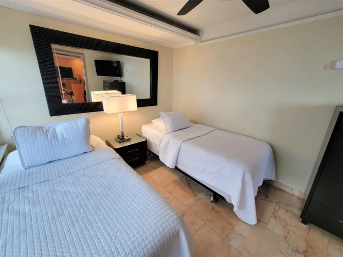 Alexander 807 5 Bedroom Apts by RedAwning